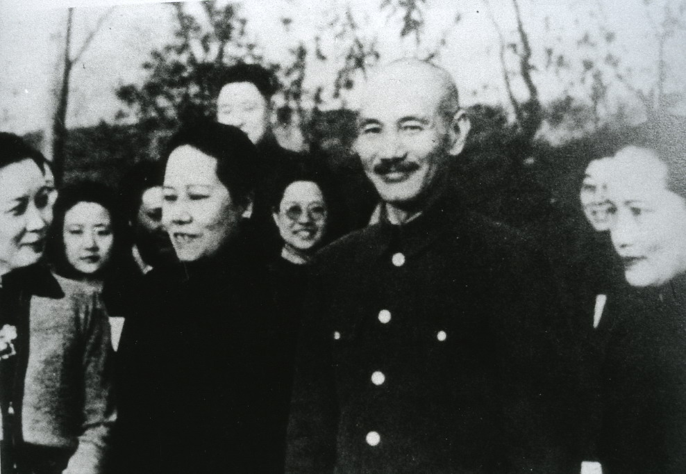 1942年重庆宋氏姐妹与蒋介石等人合影